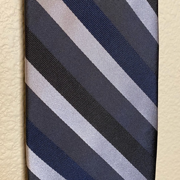 ⭐️Calvin Klein | Striped Blue Silk Tie - Picture 3 of 5